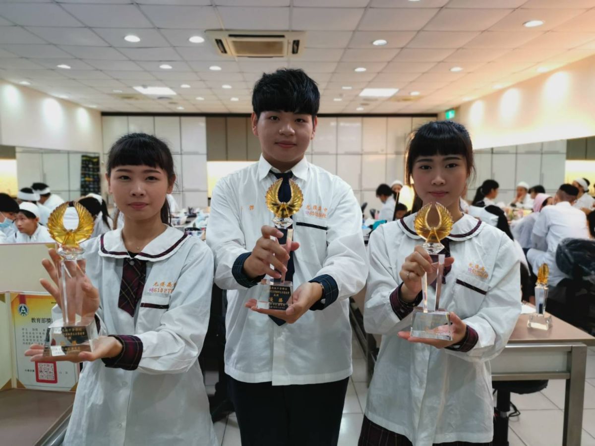 ▲新竹市光復高中時尚造型科3年級學生(由左至右)蔣欣庭、彭傑、陳芯榆榮獲全國中等學校家事類技藝競賽家事類美顏組雙優勝。(圖/記者金祐妤攝2019.11.21)