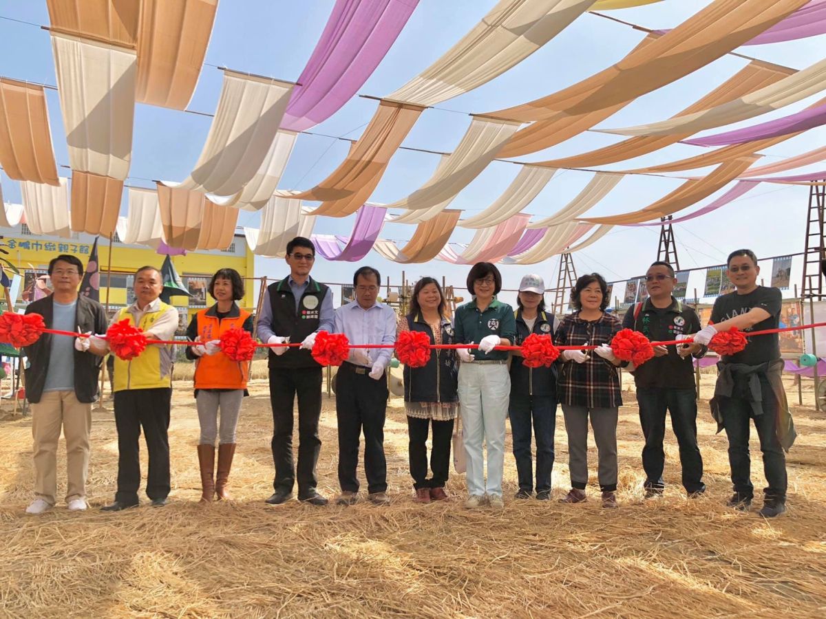▲大家為「第一屆雲林巾彩耕地藝術節」剪綵，23日起一連九天將在虎尾鎮隆重登場。（圖／記者蘇榮泉攝，2019.11.21）