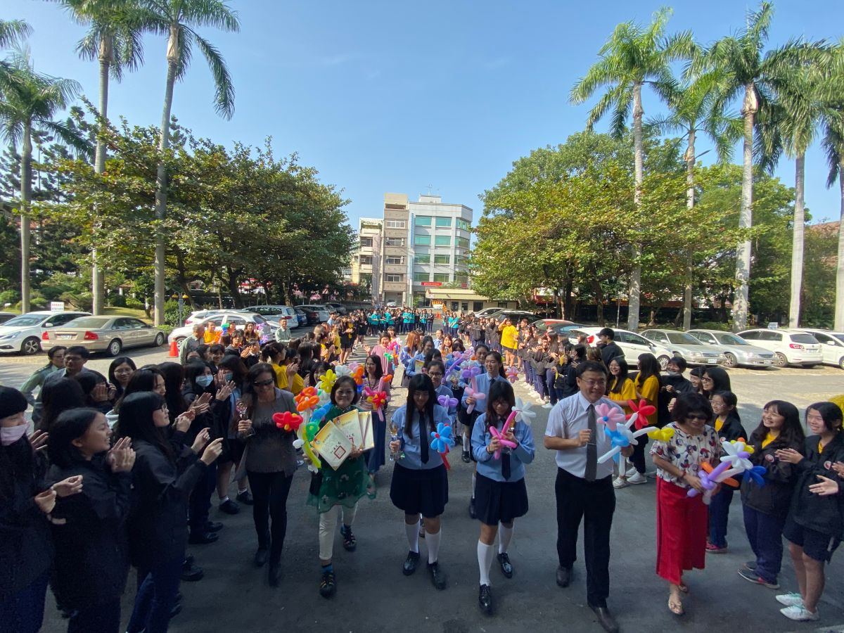 ▲學生於前庭兩側列隊歡迎參賽師生，場面熱鬧猶如走星光大道。（圖／記者陳雅芳攝，2019.11.21）