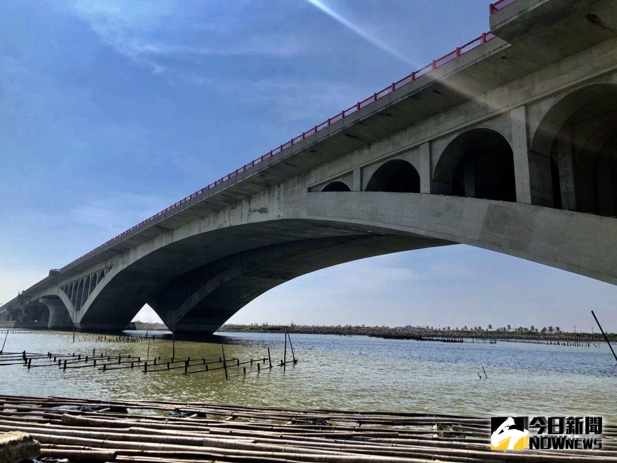 ▲公路總局「西濱快速公路八棟寮至九塊厝工程碳管理及環境減輕策略」獲得全球唯一的環境減輕類首獎，這也是台灣工程首次獲獎，圖為八棟寮至九塊厝路段七股溪橋。（圖／記者陳致宇攝）