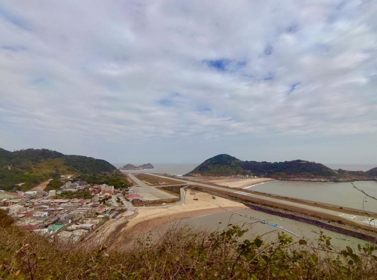 ▲為改善馬祖空中交通，將針對北竿機場金行擴建改善，最快 2029 年完工，同時也邀請華航集團評估加入飛航馬祖的行列。（圖／翻攝自林佳龍臉書）