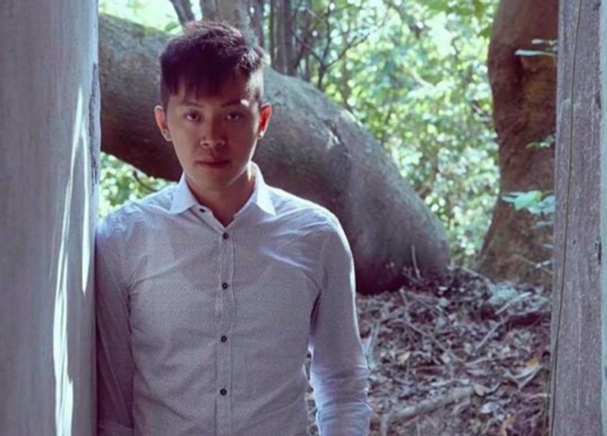 ▲筆名「恐懼鳥」的香港知名作家李頌仁在 21 日傳出失蹤消息，他的親友立刻透過臉書粉絲團發動協尋。香港警方在 21 日晚間 9 時許證實，李頌仁疑因襲擊公務人員遭到員警逮捕，目前被拘留在灣仔警署。（圖／翻攝自臉書粉專「恐懼鳥 Scary Bird」）