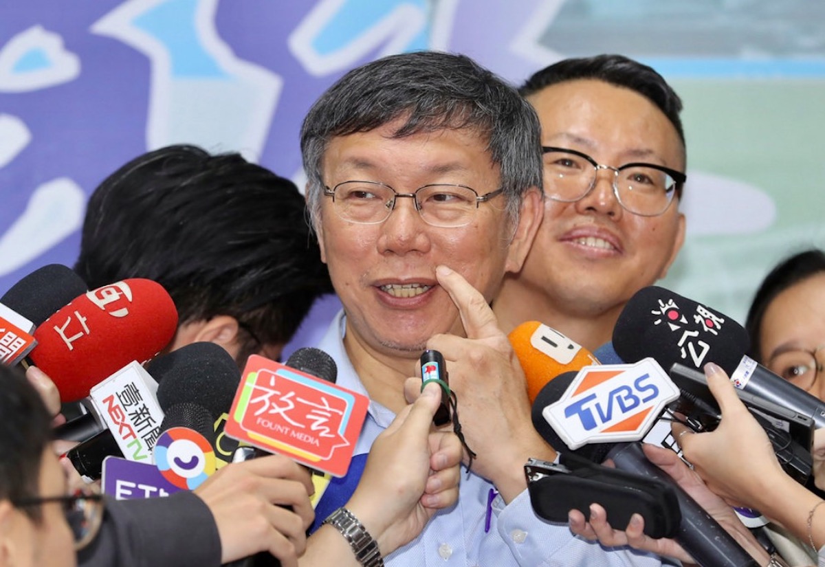 ▲身兼民眾黨主席的台北市長柯文哲 20 日在「2020 iVoter 議題立場記者會」中談起台灣的國防、軍事等議題，語出驚人痛批：「那些搞台獨的，兒子孫子全部躲在美國，躲在紐西蘭，都是騙子！」（圖／中央社資料圖片）