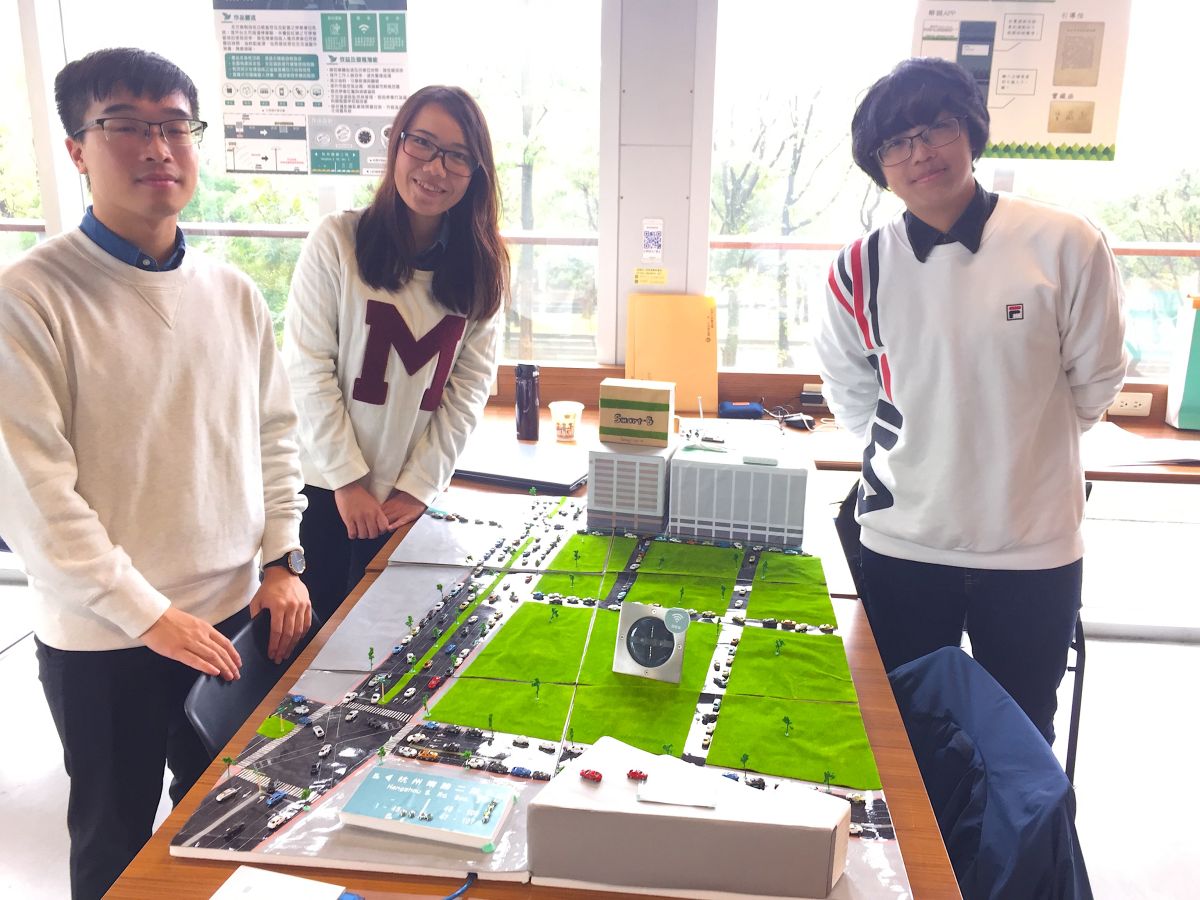 ▲本屆冠軍由台師大地理系碩士生組成的團隊獲得，利用低耗能的藍芽感應器，針對戶外公共車位做出整合系統，讓用路人能透過APP迅速得知空位位置，以降低油耗、廢氣排放。（圖／記者黃仁杰攝,2019.11.22）