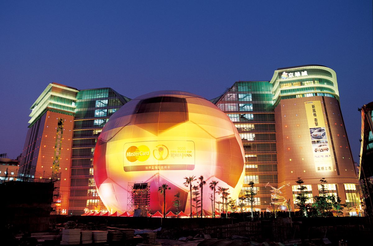 ▲京華城11月30日最後營業，將舉辦萬元購物金抽獎活動。同時，即日起舉辦時光迴廊，讓民眾一同回顧京華城的點點滴滴。圖為世足賽運用京華城直徑58公尺的球體包裝成足球造型。(圖／京華城提供)