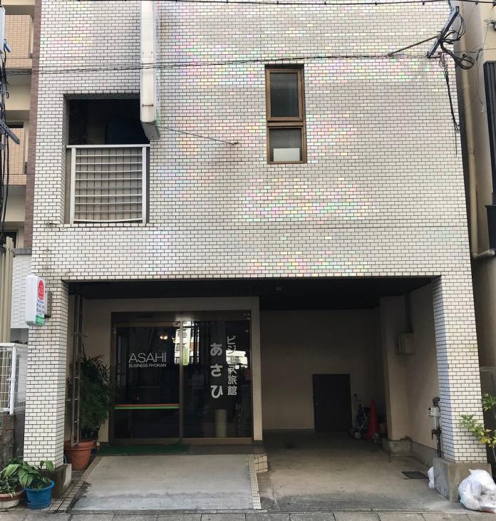 日本福岡市的「朝日旅社」一晚只要100日圓，條件是讓房內行動都會被直播上網。（圖/翻攝自官網）