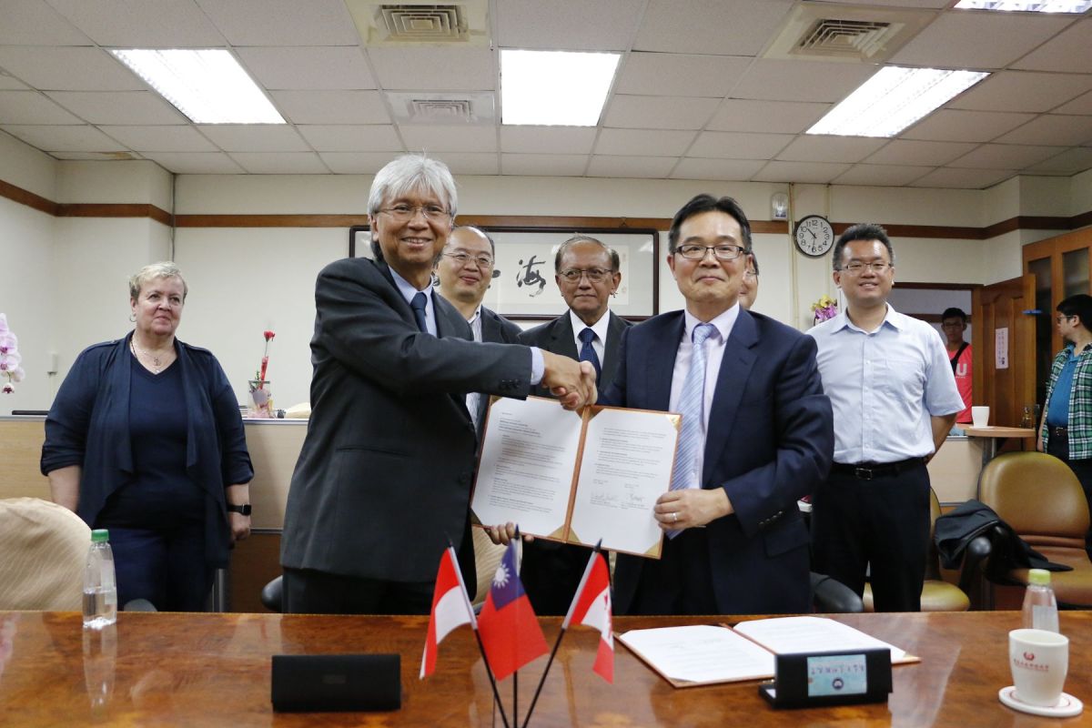 ▲虎尾科大覺文郁校長與印尼IULI校長-Dr. Ir. Tutuko Prajogo簽訂合作備忘。（圖／記者洪佳伶攝，2019.11.22）