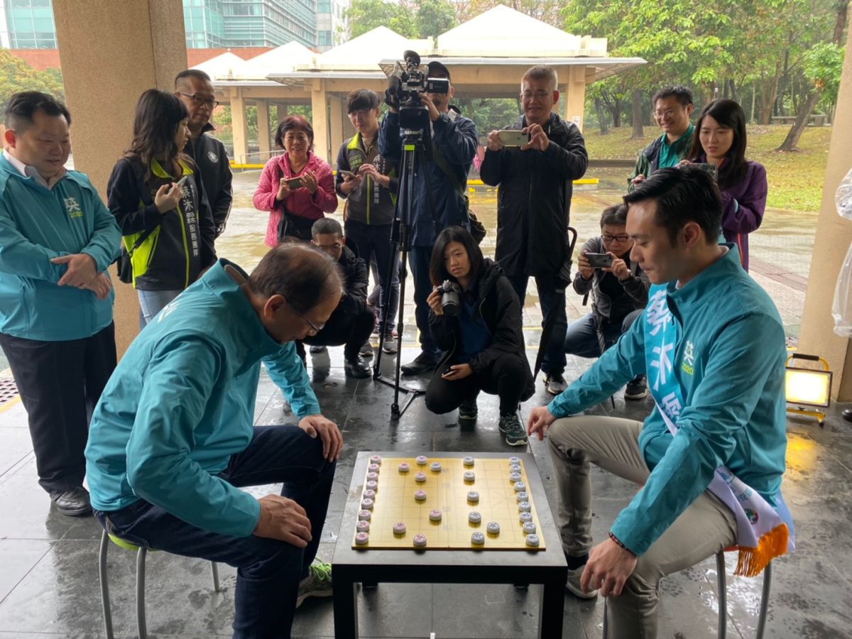▲前行政院長游錫堃，今（22）陪同民進黨新北市立委參選人蔡沐霖到永和四號公園下象棋論選情。（圖／蔡沐霖辦公室提供）