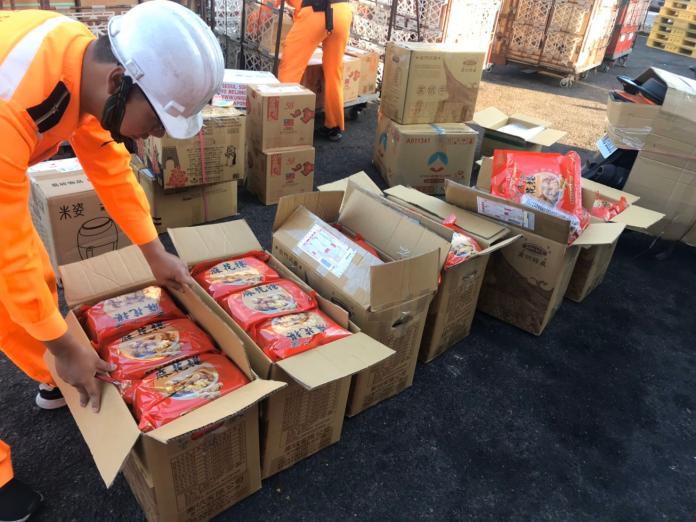 ▲第九岸巡隊在金門料羅港進行貨物拆檢時，發現麻花捲袋包裝大陸香菇的走私新手法。（圖／第九岸巡隊 提供）