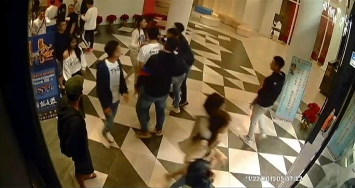 ▲兩批酒客擦肩而過，眼神互瞄的剎那間點燃怒火。（圖／警方提供）