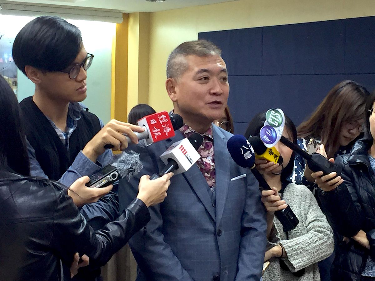 ▲何啟聖表示，依照勞動部每年彙整OECD國家工時資料進行國際比較，台灣勞工每周經常工時，2018年為42.2小時，排名第12。（圖／記者黃仁杰攝,2019.11.22）