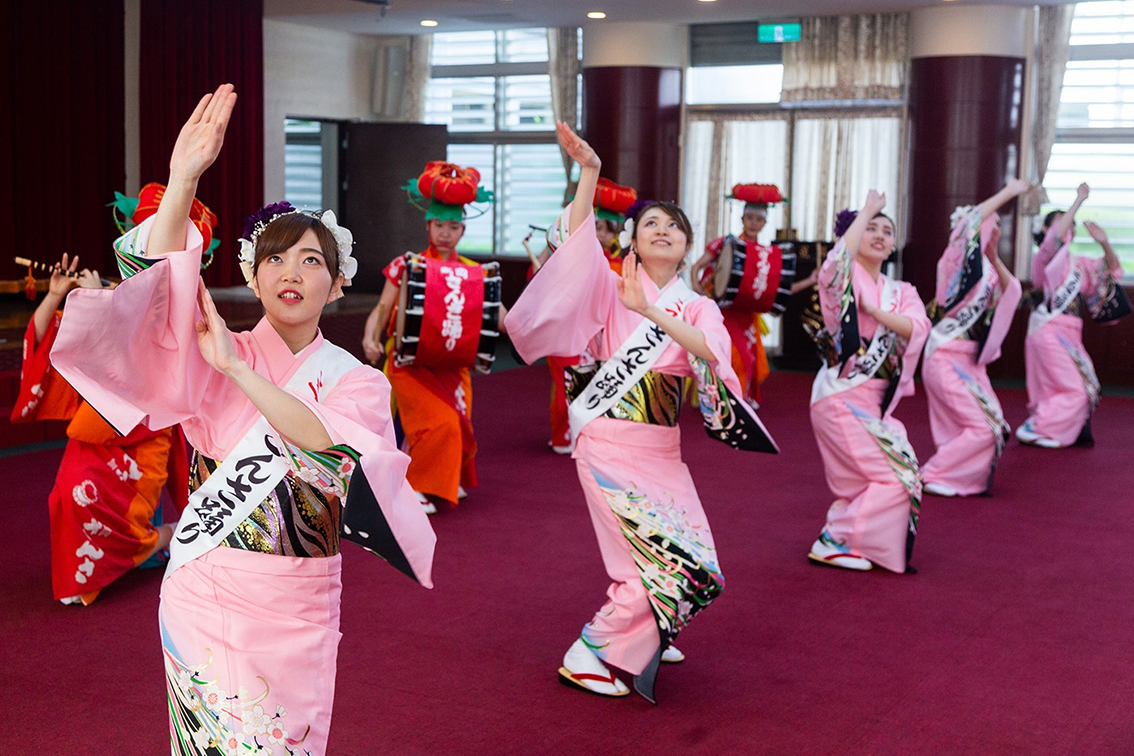 ▲盛岡親善團隊由2019年選出的Miss SANSA小姐與歷屆太鼓隊一同組成，曼妙舞姿，吸引每個人的目光。（圖／記者鄭志宏攝）