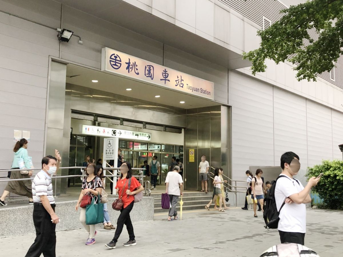 ▲桃園車站後站商圈因居住環境佳，房價卻相對親民，受到北部通勤族青睞。（圖／信義房屋提供）