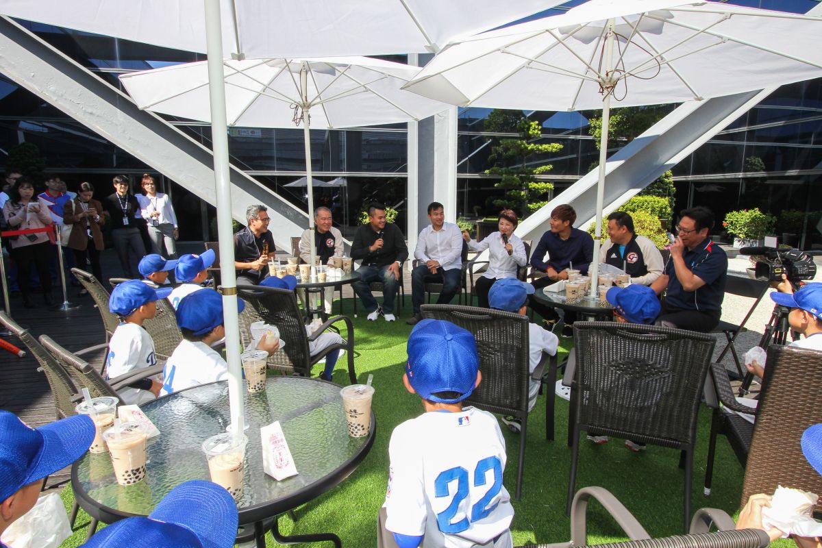 ▲大聯盟旅美球星王維中、曾仁和及宋文華前往台中市政府，與「小道奇幼兒棒球隊」小小球員粉絲們見面。 (圖／市政府提供2019.11.22)