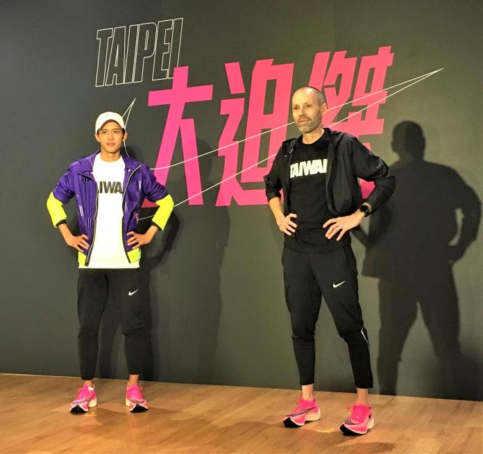 ▲日本馬拉松紀錄保持人大迫傑 (Suguru Osako) 和指導教練Pete Julian（右）。（圖／鍾東穎攝 ,2019.11.22）