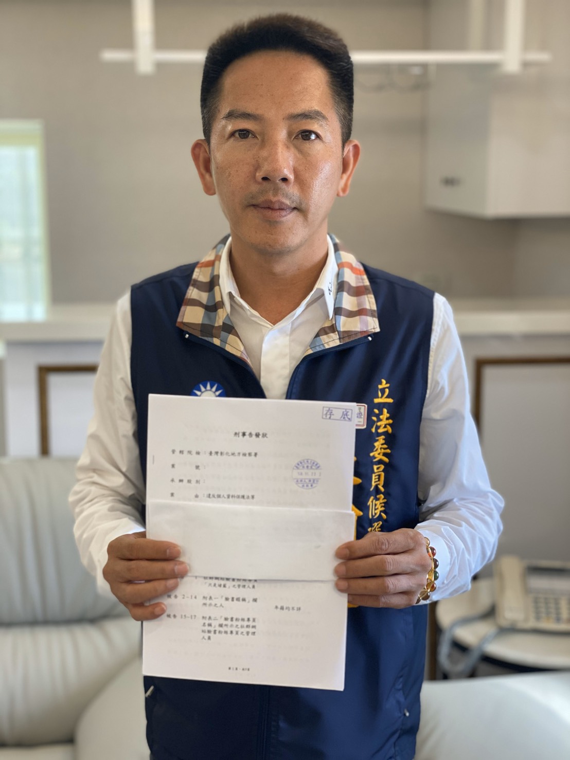 ▲彰化立委第二選區參選人張瀚天針對社群網站違法將其前科判決正本原文掃描公開張貼在網站，透過律師遞告發狀。（圖／記者陳雅芳攝，2019.11.22）