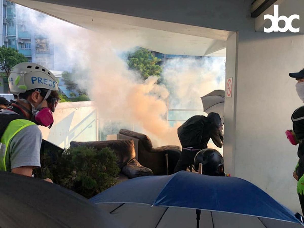 ▲香港警方於 12 日在城市大學校園內施放多顆催淚彈。（圖／翻攝自城市廣播臉書）