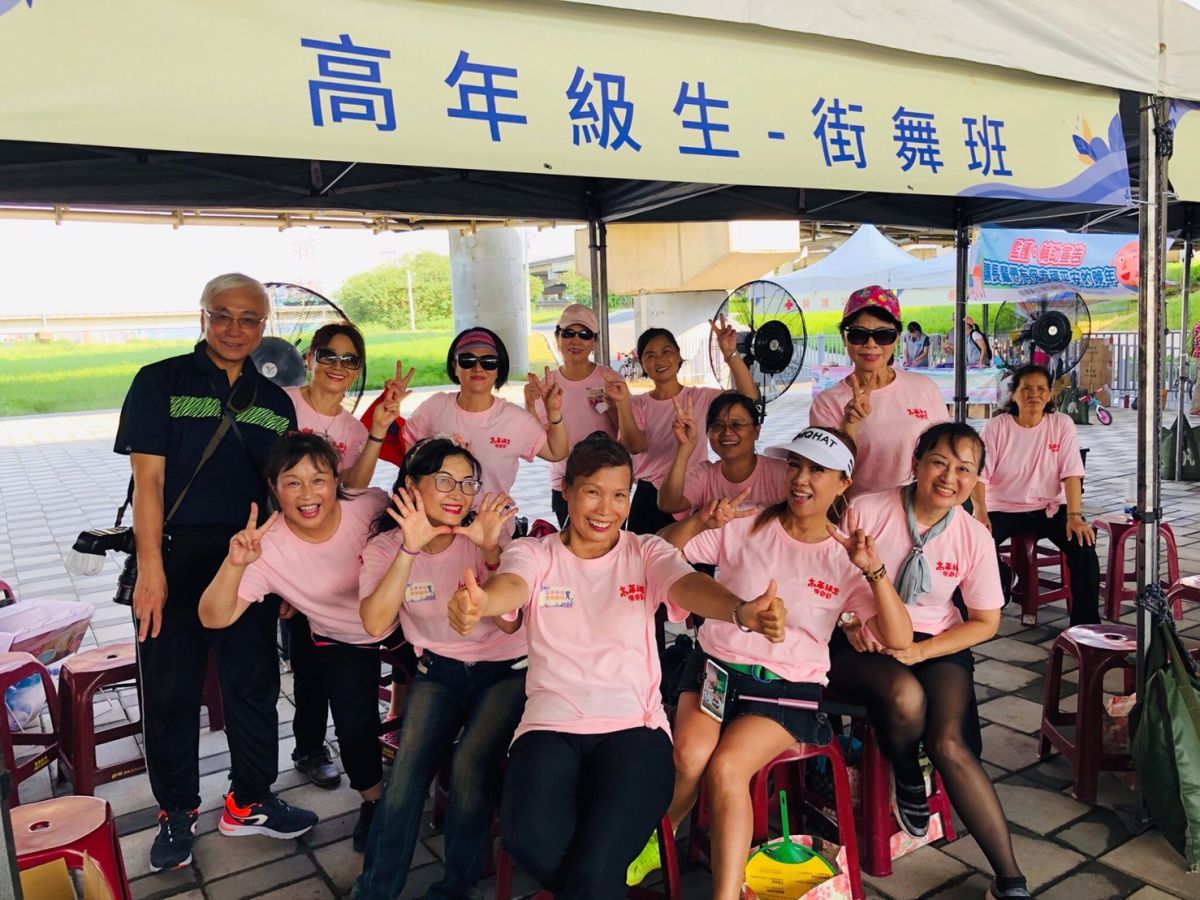 ▲新竹市政府打造全國第一個「高年級生俱樂部」，開設爵士鼓、木箱鼓、街舞、花式調酒等課程，反應熱烈，市府今年新增「爵士樂團班」及「復古流行舞班」，讓更多長輩重拾青春。(圖/記者金祐妤攝，2019.11.22)