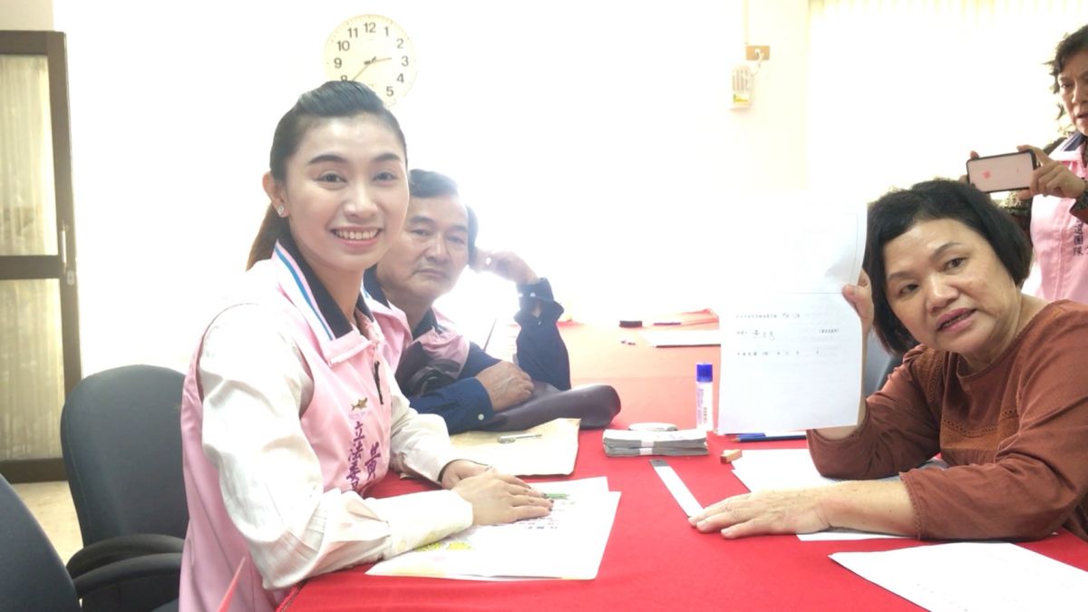 ▲前彰化縣議員黃玉芬前往彰化縣選委會完成立委參選登記。（圖／記者陳雅芳攝，2019.11.22）