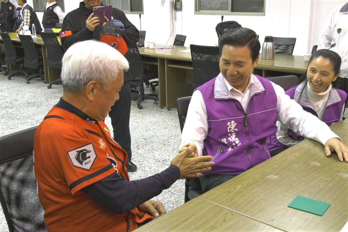 ▲陳福海與陳滄江為了互相禮讓對方登記，以猜拳來決定先後順序。（圖／蔡若喬攝, 2019.11.22）