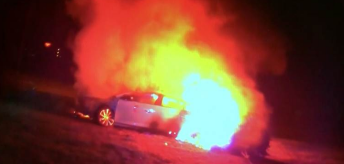 ▲美國維吉尼亞州上週發生一起驚險的火燒車意外， 2 名警官冒死救出受困女駕駛，該車不久後即被大火完全吞噬。（圖／翻攝自 NBC News ）