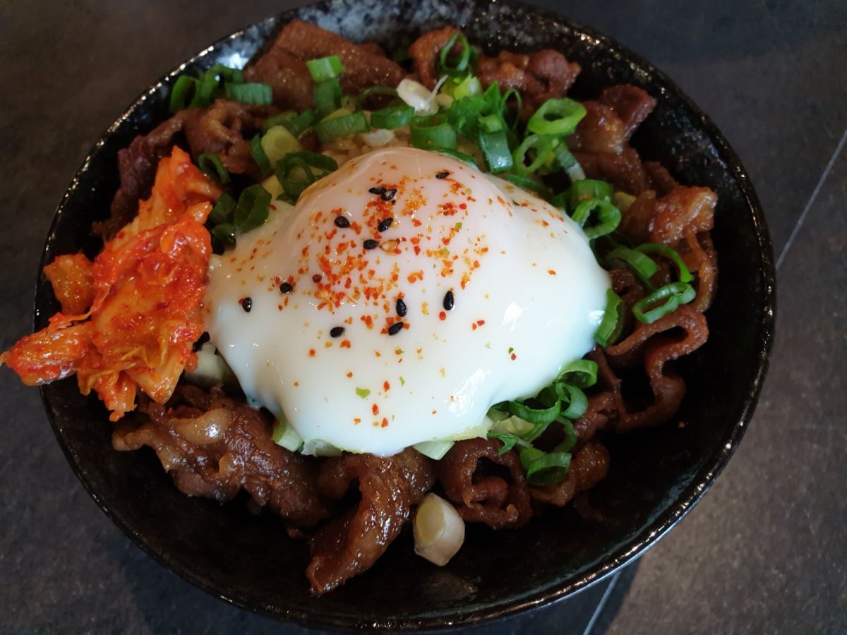 ▲這碗「月見牛丼飯」，用台梗9號米煮出來的米飯，淋上秘製「五一醬汁 」，超級無敵好吃。（圖／ 金武鳳攝，2019.11.23)