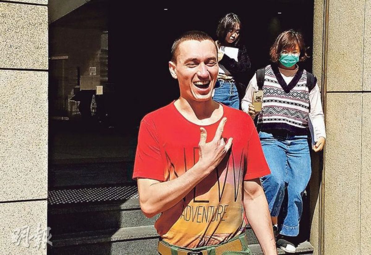 ▲ 30 歲的俄羅斯男子亞歷山大，近日因打算攜彈殼離境而被判罰款，出庭時竟還興奮大笑，感覺不出緊張。（圖／翻攝自明報）