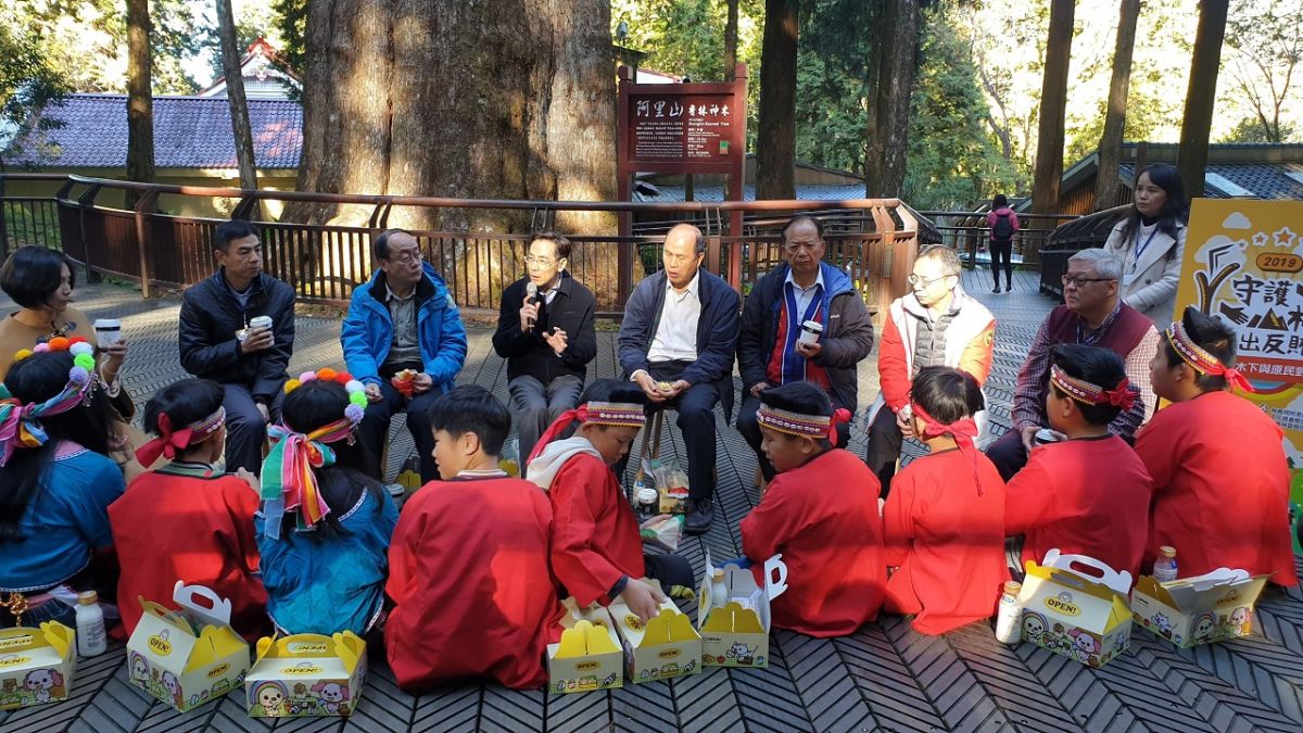 嘉義地檢署檢察長繆卓然(持麥克風)等檢警調首長，在阿里山上與學生早餐對話。(圖／嘉義地檢署提供）