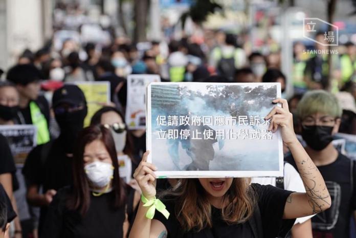 ▲部分香港市民，因不滿港警驅散示威潮的過程，過度使用催淚彈，而於 23 日上午發起「保護小朋友，停止使用化學武器」遊行。（圖／翻攝自立場新聞）