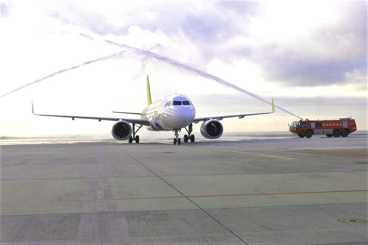 ▲金門航空站以水拱門歡迎汶萊-金門雙向直航包機。（圖／蔡若喬攝, 2019.11.23）