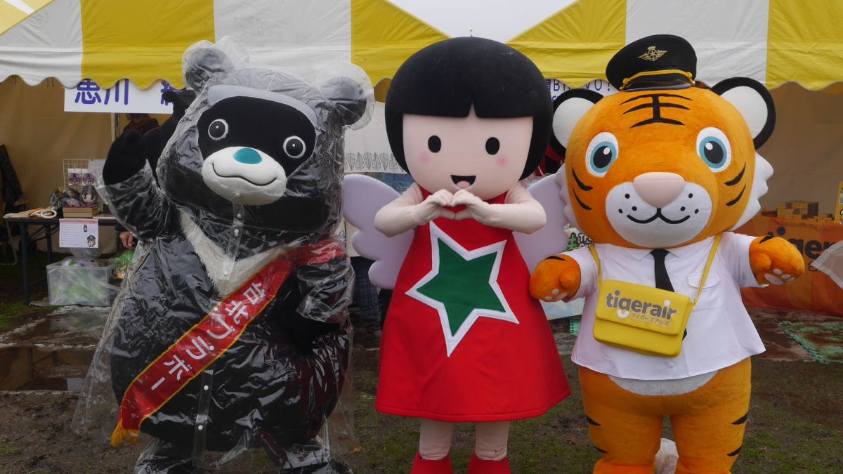 熊讚與虎將參加日本「世界キャラクターさみっとin羽生」(日本羽生吉祥物高峰展會)登台演出，成功擄獲日本大朋友小朋友的心。（圖／吳政紘攝）