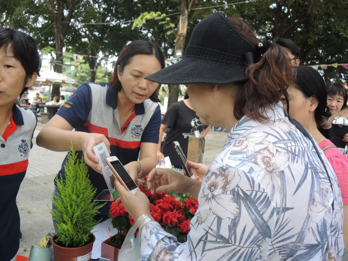 ▲田尾公路花園協會在怡心園舉辦「田尾行動支付便捷旅遊 無鈔旅遊體驗會」，讓在地業者了解行動支付。（圖／記者陳雅芳攝，2019.11.23）