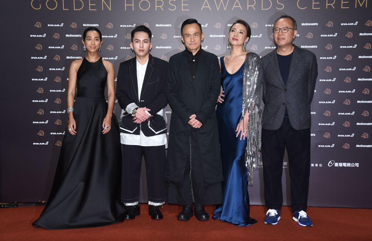 ▲《陽光普照》劇組一起走紅毯，溫貞菱（左一）的小麥色膚超搶眼。（圖／NOWnews攝影中心）