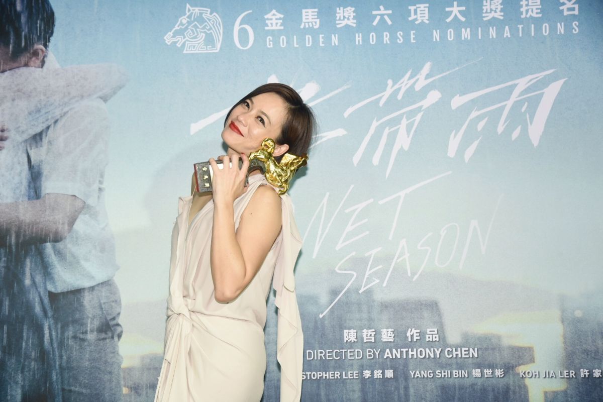 ▲第56屆金馬獎影后楊雁雁在慶功宴上開心拿獎盃拍照（圖／NOWnews攝影中心）