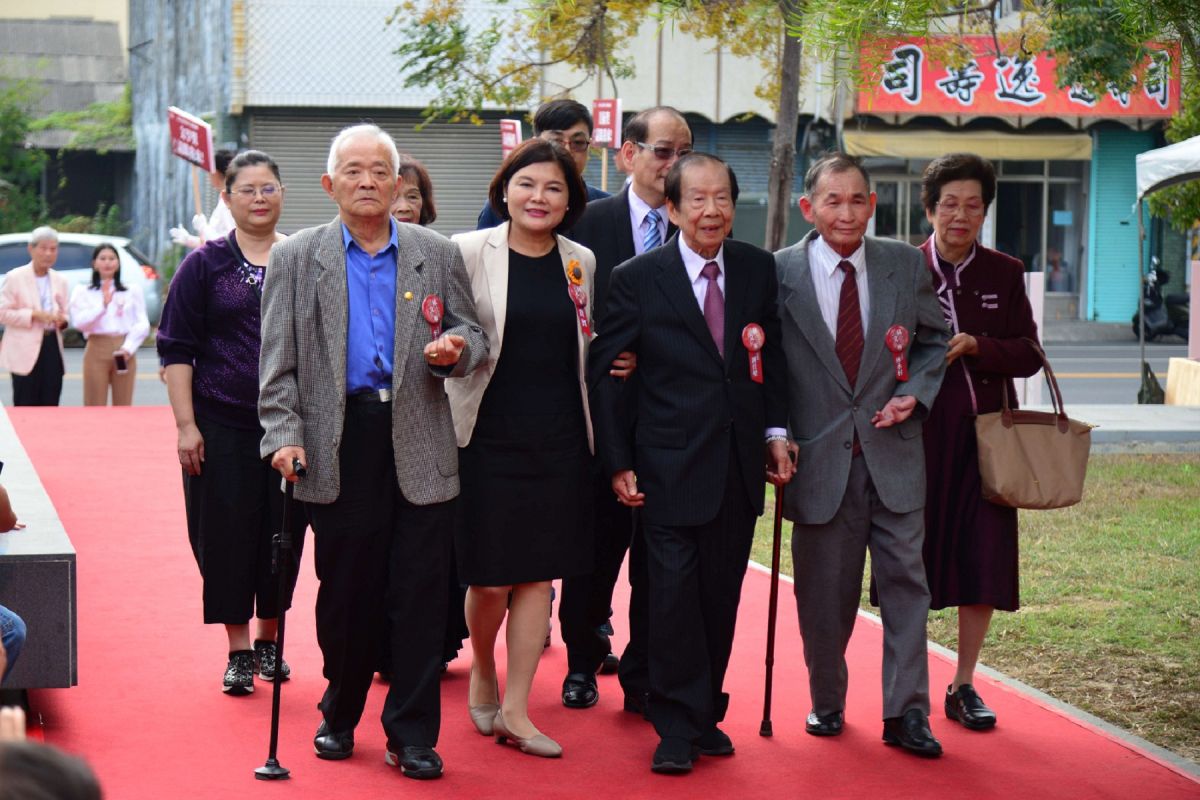 ▲縣長張麗善陪同貢獻獎得主布袋戲大師鍾任壁、北管老藝師李春生、文史工作者林永村走紅毯。（圖／記者洪佳伶攝，2019.11.23）
