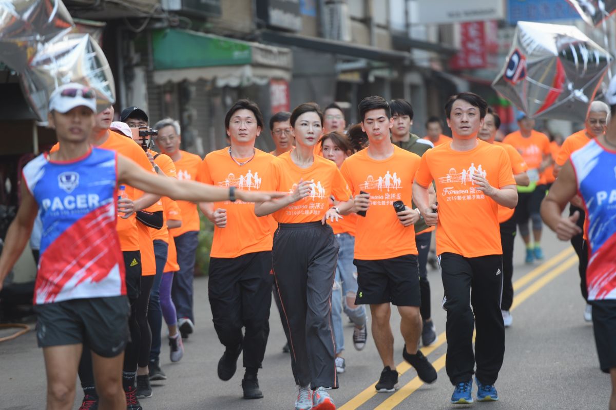 ▲台塑企業今（24）日上午6時在台化彰化廠舉辦Formosa樂活盃-彰化親子路跑活動，台塑集團常務委員王瑞瑜領跑助陣，並宣布加碼600萬元失親兒助學金。（圖／台塑集團提供）