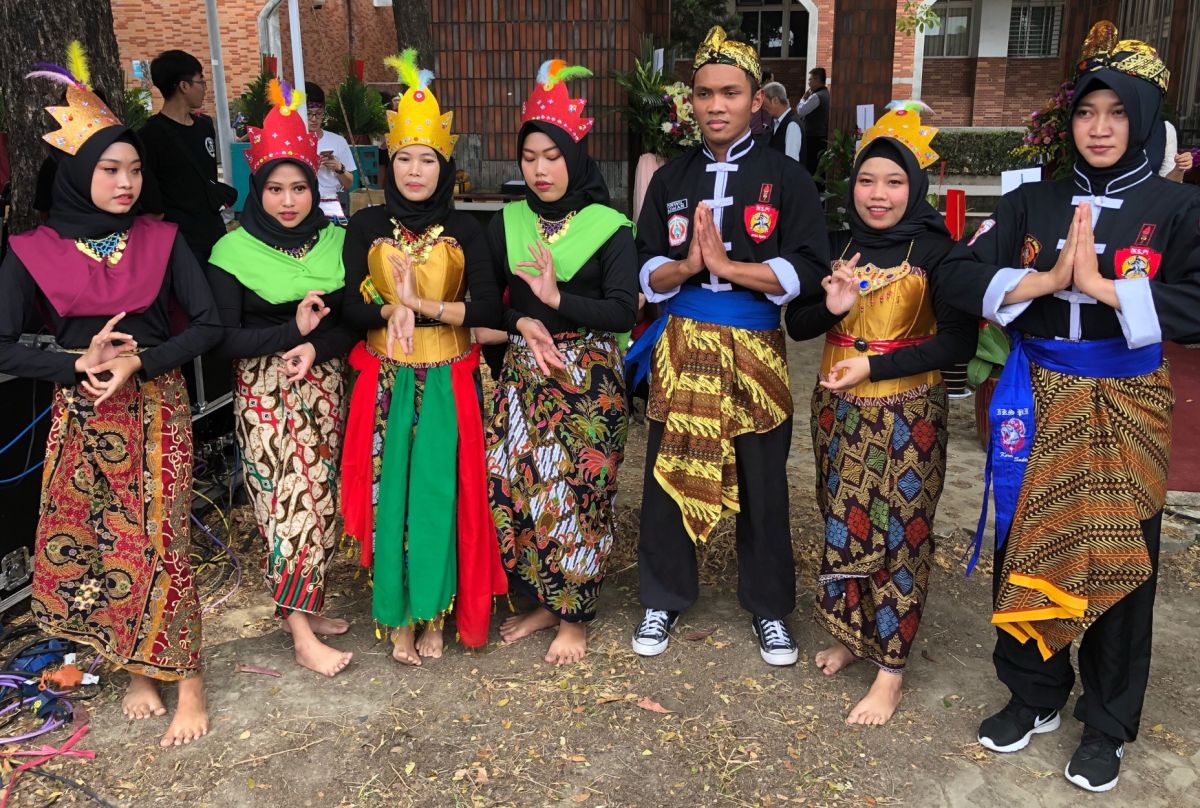 ▲高苑科技大學舉行創校30週年校慶活動，東南亞外籍生著當地服飾亮相。(圖／記者黃守作攝，2019.11.24)