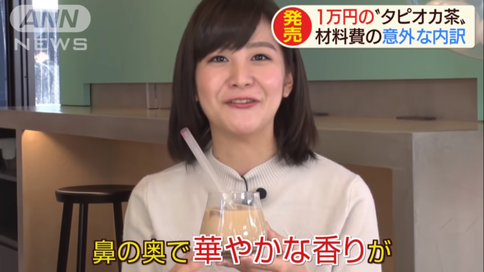 ▲朝日新聞記者讚美萬元珍奶很好喝。（圖／翻攝自
ANNnewsCH Youtube ）