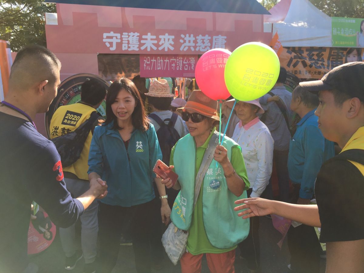 ▲洪慈庸的攤位前排隊的民眾非常多，支持者也搶著與洪慈庸拍照。（圖／記者劉育辰攝）