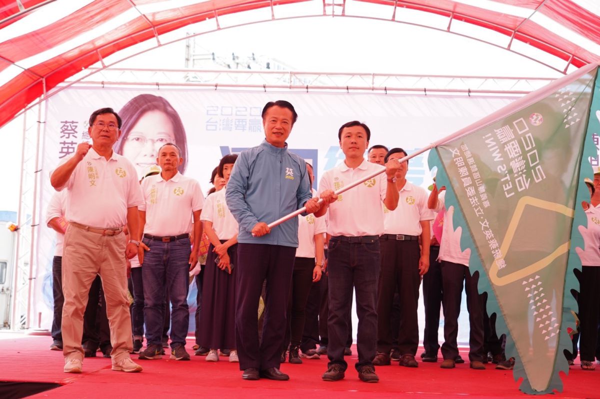 民進黨嘉義縣第二選區立委陳明文競選連任，在溪口鄉成立後援會，嘉義縣長翁章梁授旗。(圖／陳明文總部提供)