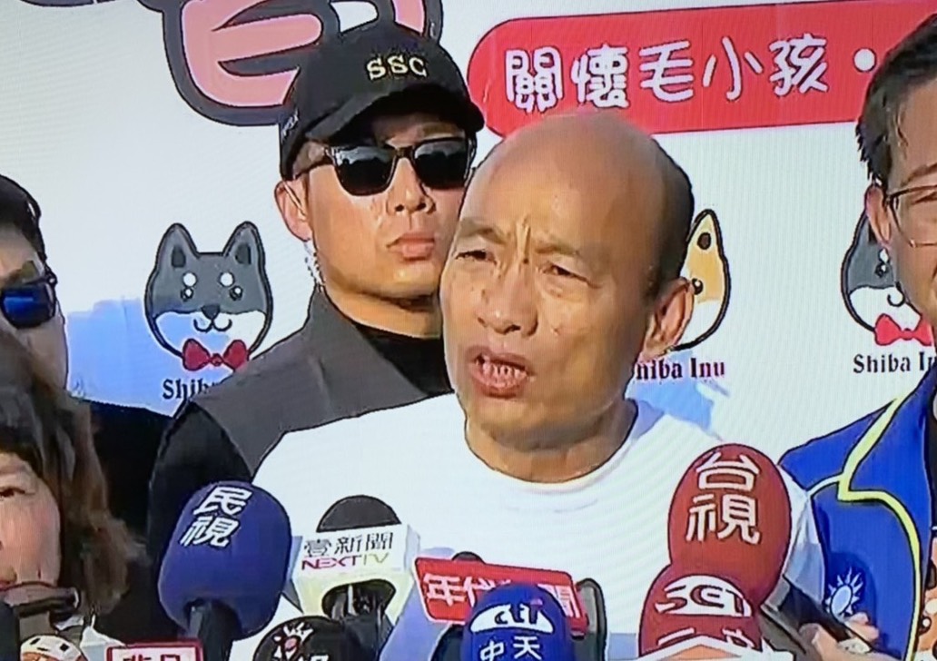 韓國瑜再推出政策，要送軍公教警消出國，第一年約為3500人，每人每年額度2萬美金。（記者陳惲朋翻攝)