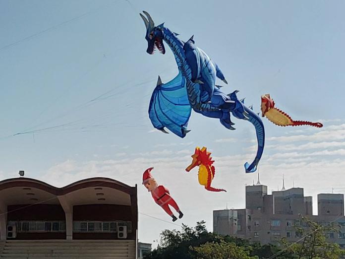 ▲放飛10層樓高的大型氣囊風箏、超過百米以上的串連風箏，及各式地景風箏。（圖／記者陳雅芳攝，2019.11.24）