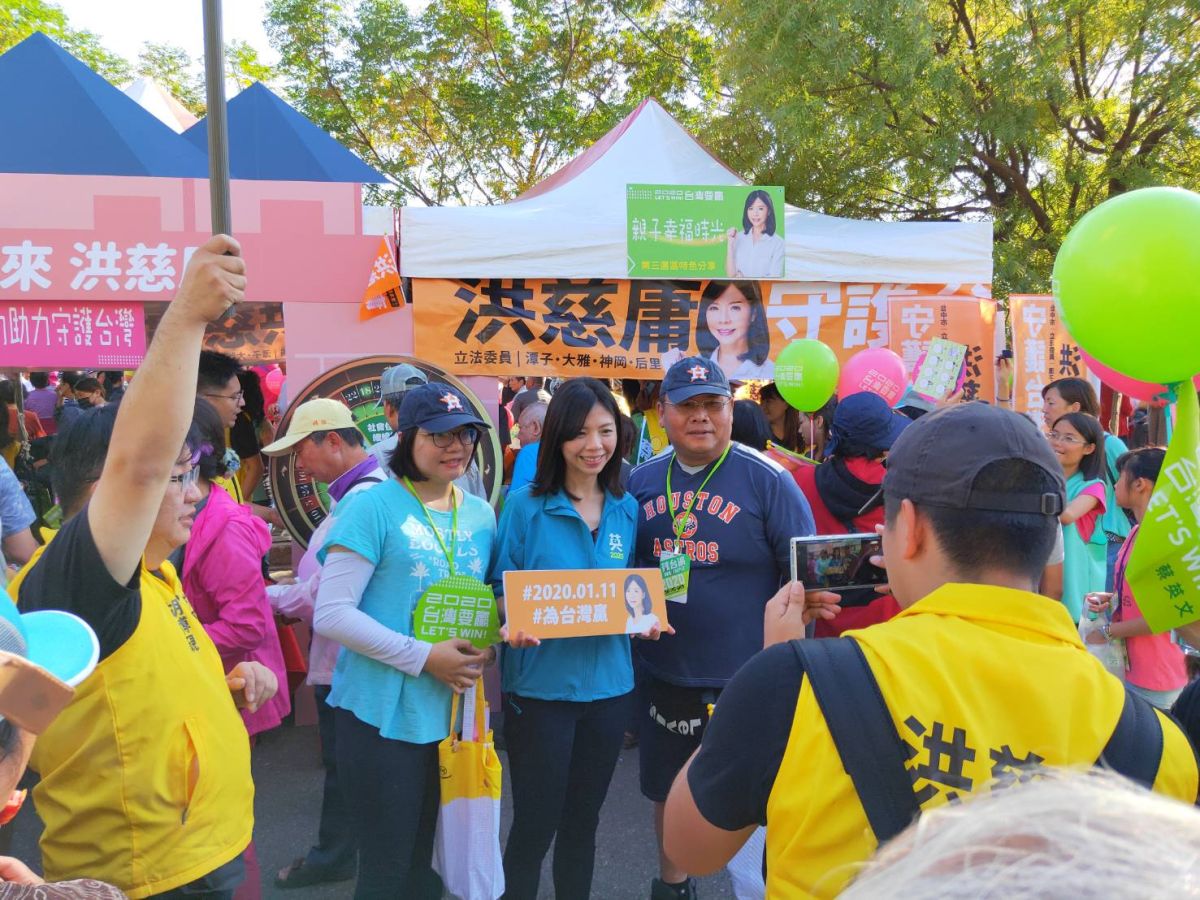 ▲蔡英文台中競總成立，無黨籍立委洪慈庸現場設立互動轉盤攤位，親自在現場招呼，吸引許多民眾排隊合照。 (圖／柳榮俊攝2019.11.24)