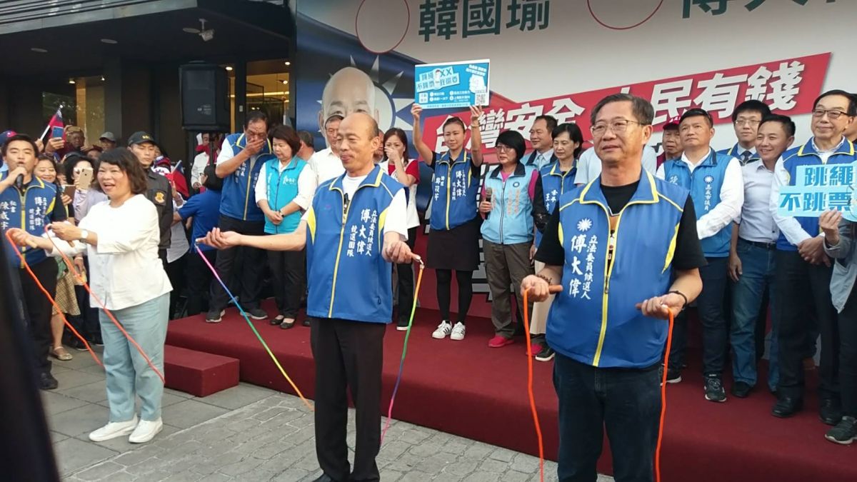 ▲韓國瑜與黃敏惠、傅大偉一起跳繩，希望透過「跳繩不跳票，運動我還要」，達成嘉市的心願。（圖／記者郭政隆攝影2019.11.24）