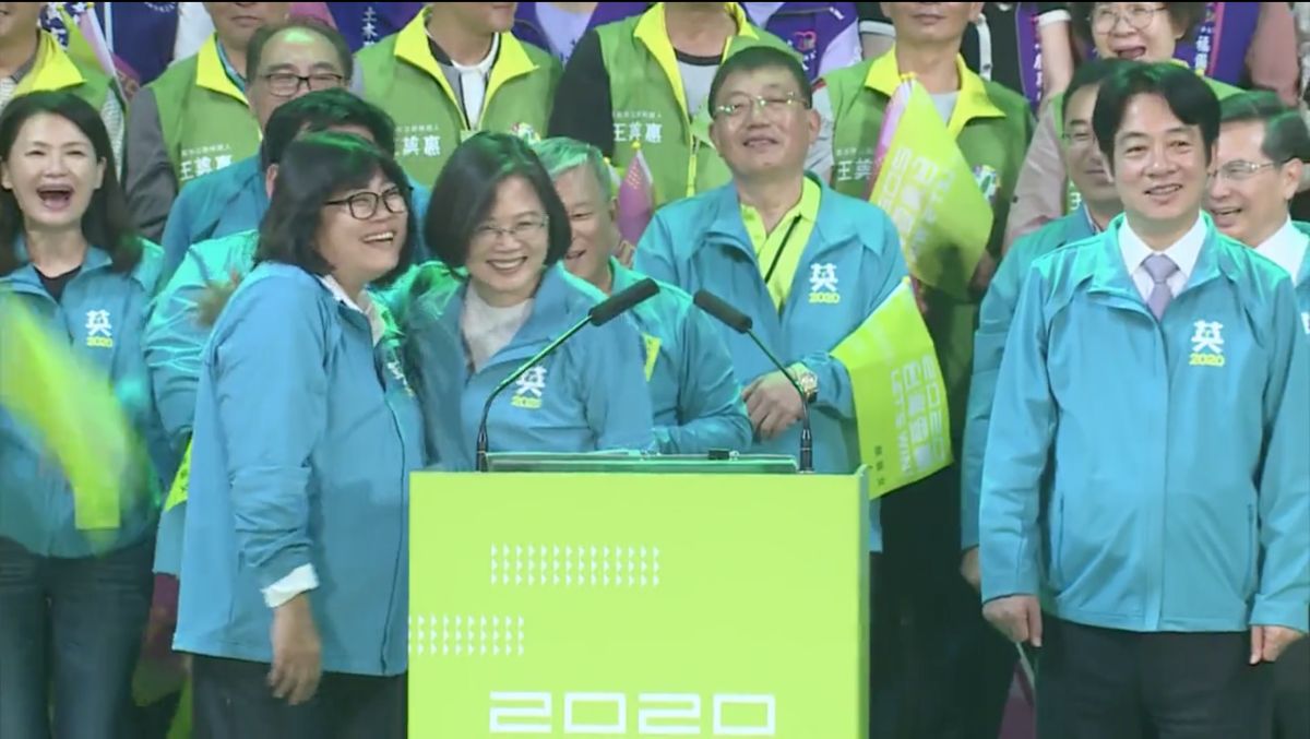 ▲蔡英文在嘉義市造勢時，誤將黨內提名參選人王美惠說成王惠美，蔡英文趕緊摟著王美惠。（圖／翻攝自蔡英文臉書）