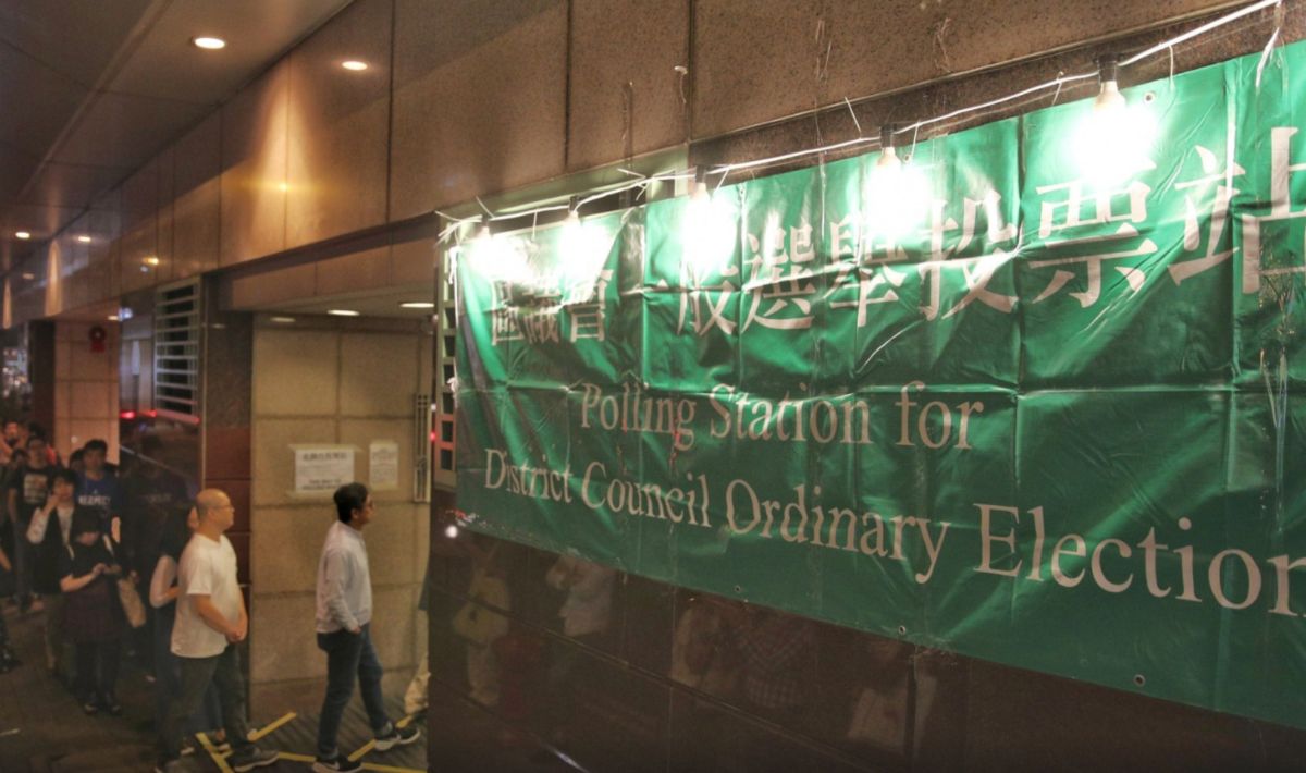 ▲香港 24 日舉行的區議會選舉已結束，投票率高達 71.2 %，是香港史上投票率最高的一次選舉。（圖／翻攝《香港 01 》）