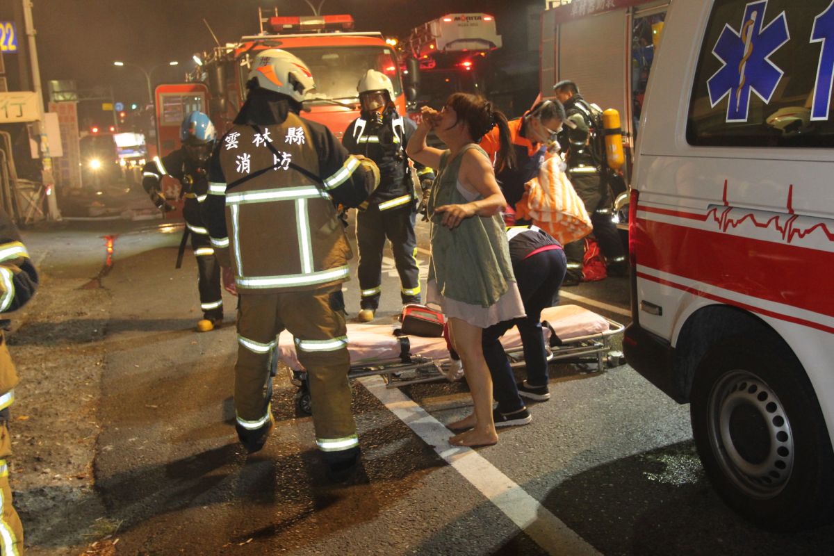 ▲斗南鎮延平路二段電機修配廠深夜火警，4人受困搶救脫困受嗆濃煙送醫。（圖／記者簡勇鵬攝，2019.11.24）