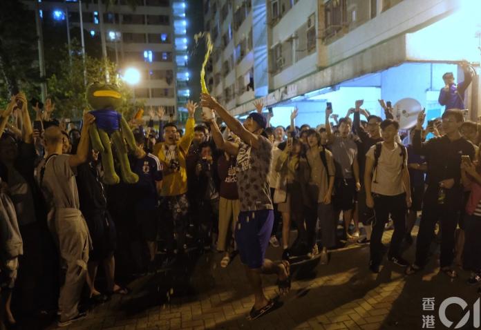 ▲何君堯敗選，香港市民歡欣鼓舞，大喊要開香檳慶祝。（圖／翻攝自《香港 01 》／曾梓洋攝）