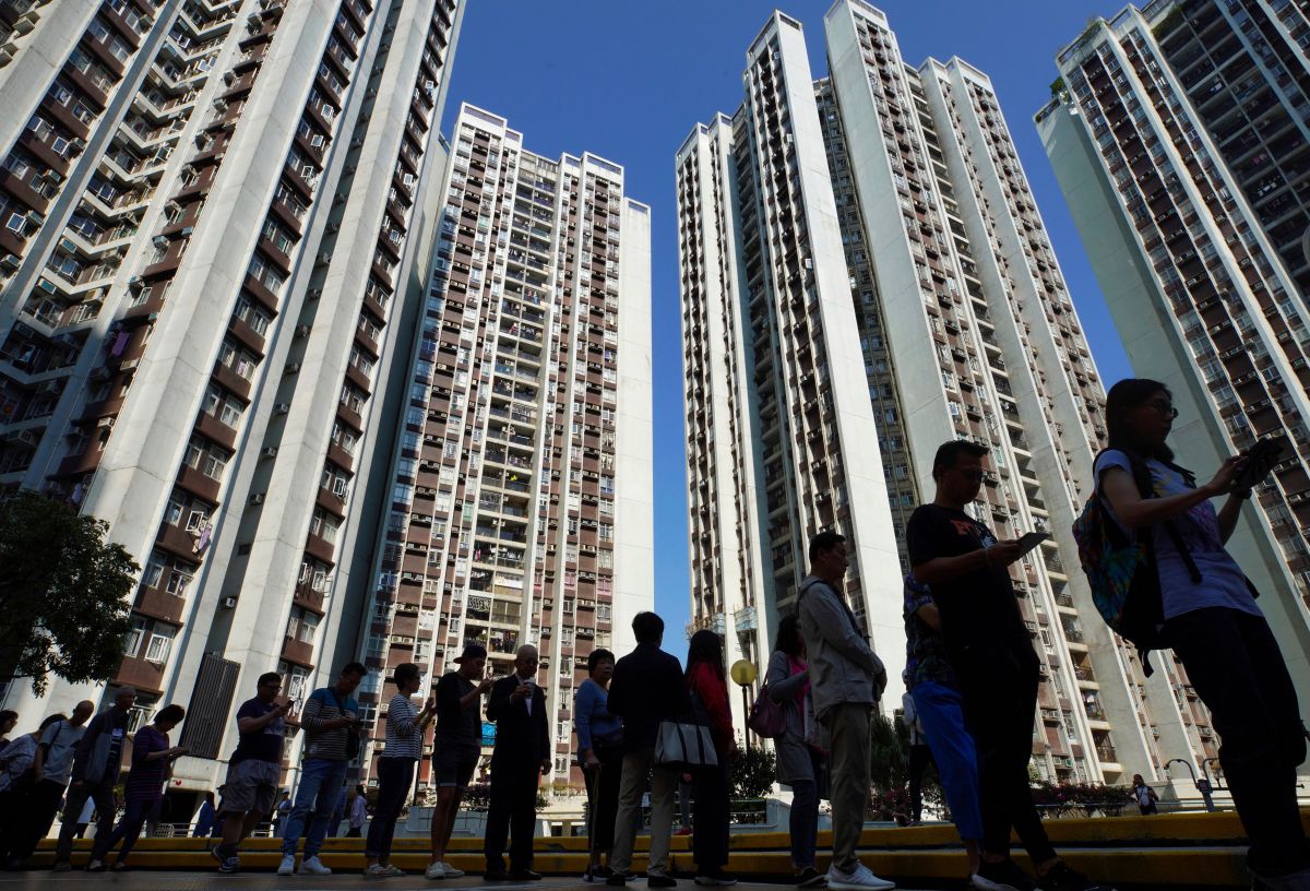 ▲香港第 6 屆區議會選舉，選情空前熱絡，投票率破七成，民主派大獲全勝。圖為 24 日港民於各區投票所排隊情況。（圖／美聯社／達志影像）
