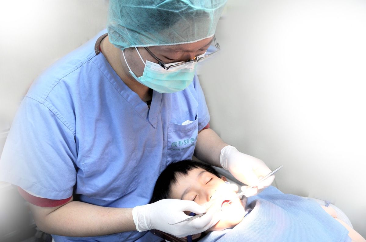 ▲對於有看牙恐懼的病患，醫師建議可以嘗試舒眠麻醉治療。（圖／國泰醫院提供）